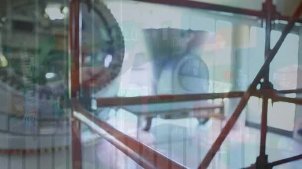 Анимация Кавказского Строителя Мужчины Шлеме Идущего Лесам Строительство Строительство Работа — стоковое видео