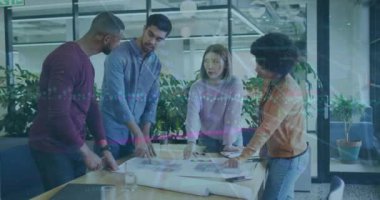 Çeşitli iş adamlarının tartıştığı veri işleme animasyonları. global business, finans kavramı dijital olarak oluşturulmuş video.