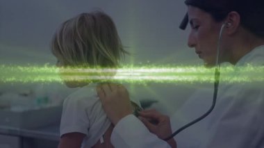 Çeşitli doktor ve hasta geçmişinde ışık izlerinin animasyonu. küresel tıp ve sağlık konsepti dijital olarak üretilen video.