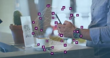 QR kodunu tarayan beyaz adam üzerindeki simgelerle bağlantı ağının animasyonu. küresel iş ve dijital arayüz kavramı dijital olarak oluşturulmuş video.