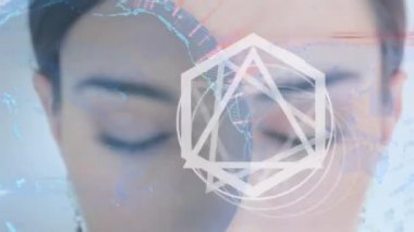 Hareket eden şekillerin ve gözün üzerindeki kürenin animasyonu. Sosyal medya ve iletişim arayüzü kavramı dijital olarak oluşturulmuş video.