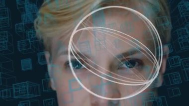 Şehrin animasyonu ve beyaz kadın üzerinde daireler çizmek. Sosyal medya ve iletişim arayüzü kavramı dijital olarak oluşturulmuş video.