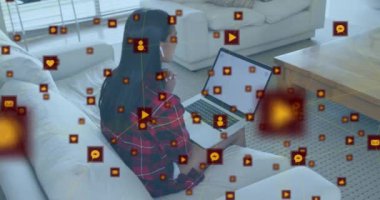 Kopya alanı olan dizüstü bilgisayar kullanan melez kadın üzerindeki ikonlarla olan bağlantıların animasyonu. küresel iş ve dijital arayüz kavramı dijital olarak oluşturulmuş video.