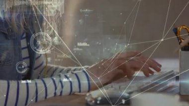 Kafkasyalı iş kadını üzerinden bağlantılar ve veri işleme ağının animasyonu. küresel iş, bağlantılar ve dijital arayüz konsepti dijital olarak oluşturulmuş video.