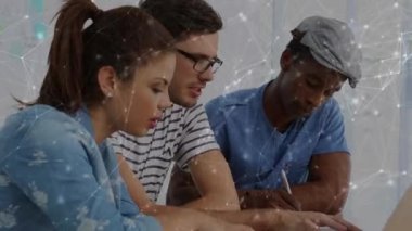 Çeşitli iş adamları üzerindeki bağlantı ağının animasyonu. küresel iş, bağlantılar ve dijital arayüz konsepti dijital olarak oluşturulmuş video.