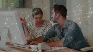 Çeşitli iş adamları üzerindeki bağlantı ağının animasyonu. küresel iş, bağlantılar ve dijital arayüz konsepti dijital olarak oluşturulmuş video.