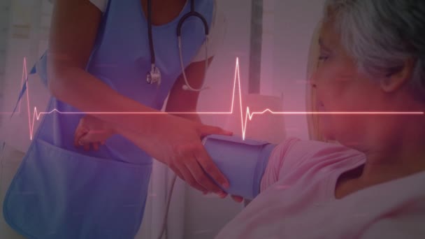 多様な医師と患者の背景に対する心臓グラムのアニメーション 世界中の医療やヘルスケアの概念をデジタルで — ストック動画