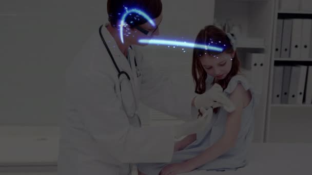多様な医師と患者の背景に光の道のアニメーション 世界中の医療やヘルスケアの概念をデジタルで — ストック動画