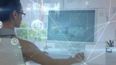 Çift ırklı iş kadını üzerinden bağlantılar ve veri işleme ağının animasyonu. küresel iş, bağlantılar ve dijital arayüz konsepti dijital olarak oluşturulmuş video.