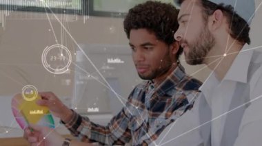 Çeşitli iş adamları üzerinde bağlantılar ve veri işleme ağının animasyonu. küresel iş, bağlantılar ve dijital arayüz konsepti dijital olarak oluşturulmuş video.