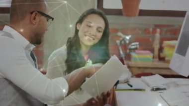 Çeşitli iş adamları arasında bağlantı ve ışık yollarının animasyonu. küresel iş, bağlantılar ve dijital arayüz konsepti dijital olarak oluşturulmuş video.