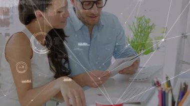 Çeşitli iş adamları üzerinde bağlantılar ve veri işleme ağının animasyonu. küresel iş, bağlantılar ve dijital arayüz konsepti dijital olarak oluşturulmuş video.