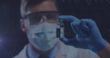 Yüz maskesi ve tedavisi olan Kafkas erkek doktor üzerinde veri işleme animasyonu. covid 19 salgın konsepti sırasında dijital olarak üretilen video boyunca küresel tıp ve veri işleme.