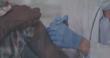 Yüz maskesi aşısı olan beyaz bir erkek doktor üzerinde veri işleme animasyonu. covid 19 salgın konsepti sırasında dijital olarak üretilen video boyunca küresel tıp ve veri işleme.