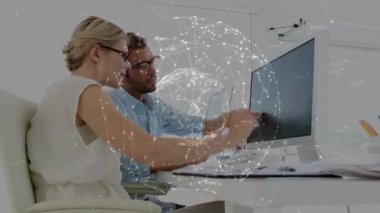 Çeşitli iş adamları üzerinde bağlantı ağının ve dünyanın animasyonu. küresel iş, bağlantılar ve dijital arayüz konsepti dijital olarak oluşturulmuş video.