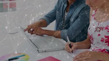 Çeşitli iş adamları üzerindeki bağlantı ağının animasyonu. küresel iş, bağlantılar ve dijital arayüz konsepti dijital olarak oluşturulmuş video.