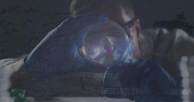 Yüz maskesi kontrollü, beyaz erkek doktor üzerinde veri işleme animasyonu. covid 19 salgın konsepti sırasında dijital olarak üretilen video boyunca küresel tıp ve veri işleme.