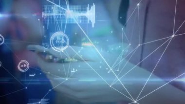 Akıllı telefon kullanan kadınlar üzerindeki bağlantı ağının animasyonu. küresel iletişim ve veri işleme kavramı dijital olarak oluşturulmuş video.