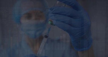 Yüz maskesi ve aşısı olan beyaz kadın bir doktor üzerinde veri işleme animasyonu. covid 19 salgın konsepti sırasında dijital olarak üretilen video boyunca küresel tıp ve veri işleme.