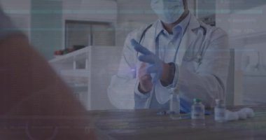 Yüz maskesi ve eldivenleri olan beyaz bir erkek doktor üzerinde veri işleme animasyonu. covid 19 salgın konsepti sırasında dijital olarak üretilen video boyunca küresel tıp ve veri işleme.