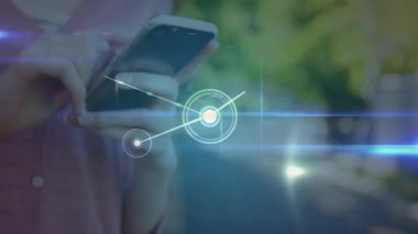 Akıllı telefon kullanan kadınlar üzerindeki bağlantı ağının animasyonu. küresel iletişim ve veri işleme kavramı dijital olarak oluşturulmuş video.