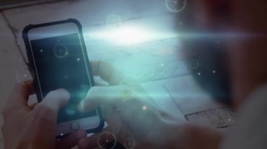 Akıllı telefon kullanan erkekler üzerindeki bağlantı ağının animasyonu. küresel iletişim ve veri işleme kavramı dijital olarak oluşturulmuş video.