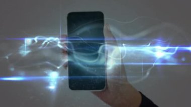 Akıllı telefon kullanan erkekler üzerindeki bağlantı ağının animasyonu. küresel iletişim ve veri işleme kavramı dijital olarak oluşturulmuş video.