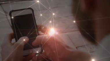 Akıllı telefon kullanan erkekler üzerindeki bağlantı ağının animasyonu. küresel iletişim ve veri işleme kavramı dijital olarak oluşturulmuş video.