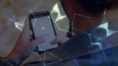 Akıllı telefon kullanan erkekler üzerindeki bağlantı ve dünya ağının animasyonu. küresel iletişim ve veri işleme kavramı dijital olarak oluşturulmuş video.