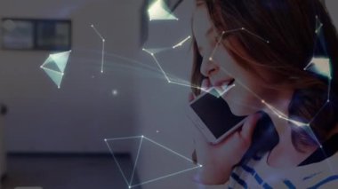 Akıllı telefon kullanan kadın üzerindeki bağlantıların ve dünyanın animasyonu. küresel iletişim ve veri işleme kavramı dijital olarak oluşturulmuş video.