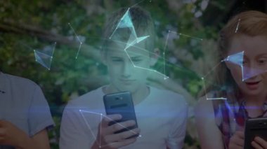 Akıllı telefon kullanan çocuklar üzerinden bağlantı ağının ve dünyanın animasyonu. küresel iletişim ve veri işleme kavramı dijital olarak oluşturulmuş video.