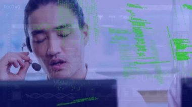 Telefon kulaklığı takan farklı iş adamlarından veri işleme animasyonu. küresel iş, veri işleme ve dijital arayüz kavramı dijital olarak oluşturulmuş video.