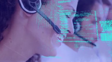 Telefon kulaklığı takan farklı iş adamlarından veri işleme animasyonu. küresel iş, veri işleme ve dijital arayüz kavramı dijital olarak oluşturulmuş video.