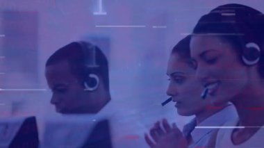 Telefon kulaklığı takan çeşitli iş adamlarına müdahale ve ikili kodlama. küresel iş, veri işleme ve dijital arayüz kavramı dijital olarak oluşturulmuş video.