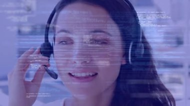Telefon kulaklığı takan iki ırklı iş kadını hakkında veri işleme animasyonu. küresel iş, veri işleme ve dijital arayüz kavramı dijital olarak oluşturulmuş video.