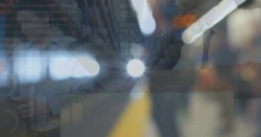 Depodaki çeşitli işçiler üzerinde veri işleme animasyonu. küresel iş ve dijital arayüz kavramı dijital olarak oluşturulmuş video.