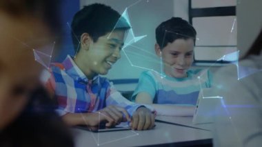 Okuldaki teknolojiyi kullanan mutlu öğrenciler üzerindeki bağlantıların animasyonu. lise eğitimi, bağlantılar ve teknoloji konsepti ile öğrenme dijital olarak oluşturulmuş video.