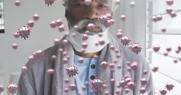 戴口罩的高级非洲裔美国人身上的病毒细胞动画 电视流行期间的生活方式数字制作的视频 — 图库视频影像