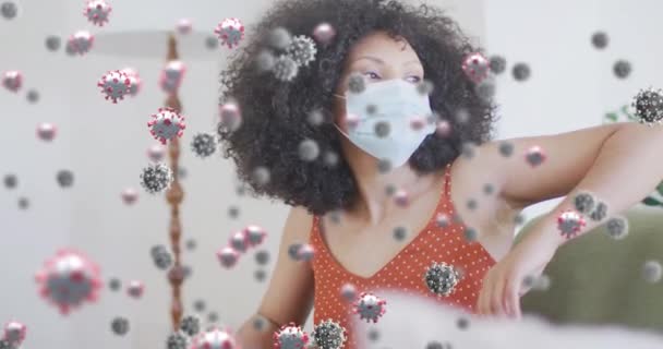 在戴口罩的非洲裔美国妇女身上激活病毒细胞 电视流行期间的生活方式数字制作的视频 — 图库视频影像
