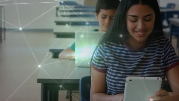 Okuldaki Teknolojiyi Kullanan Mutlu Öğrenciler Üzerinden Bağlantı Ağının Animasyonu Lise — Stok video