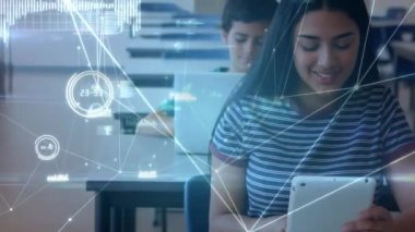 Okuldaki teknolojiyi kullanan mutlu öğrenciler üzerindeki bağlantıların animasyonu. lise eğitimi, bağlantılar ve teknoloji konsepti ile öğrenme dijital olarak oluşturulmuş video.