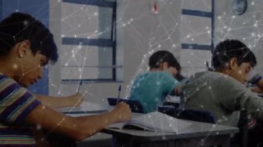 Okulda öğrenen çeşitli öğrencilerle olan bağlantıların animasyonu. lise eğitimi, bağlantılar ve dijital olarak oluşturulmuş öğrenme konsepti.