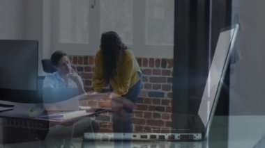 Çeşitli iş adamlarının tartıştığı veri işleme ve küre animasyonları. küresel iş ve dijital arayüz kavramı dijital olarak oluşturulmuş video.