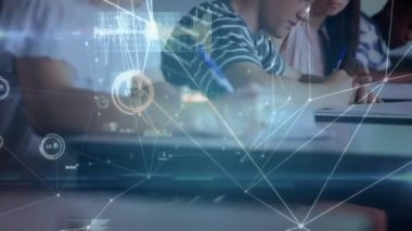 Okulda öğrenen çeşitli öğrencilerle olan bağlantıların animasyonu. lise eğitimi, bağlantılar ve dijital olarak oluşturulmuş öğrenme konsepti.