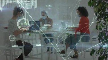 Yüz maskesi takan farklı iş adamlarının simgeleriyle bağlantı ağının animasyonu. covid 19 pandemik kavramı dijital olarak oluşturulan video sırasında küresel iş ve dijital arayüz.