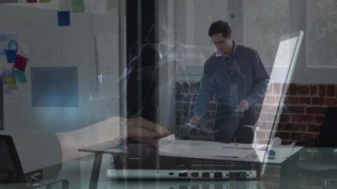 Kafkas iş adamının düşünceleri üzerine dünya ve medya simgelerinin animasyonu. küresel iş ve dijital arayüz kavramı dijital olarak oluşturulmuş video.