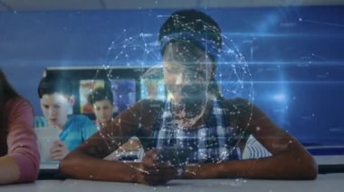 Okuldaki teknolojiyi kullanan mutlu öğrenciler yerine bağlantıların ve dünyanın animasyonu. lise eğitimi, bağlantılar ve teknoloji konsepti ile öğrenme dijital olarak oluşturulmuş video.