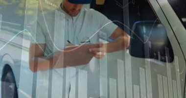 Kafkas erkek kurye paketinin üzerindeki finansal verilerin animasyonu. iş, finans ve dağıtım hizmetleri kavramı dijital olarak oluşturulmuş video hizmetleri.