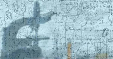 Sınıfta mikroskop üzerinden matematik denklemlerinin animasyonu. okul ve eğitim kavramı dijital olarak oluşturulan video.