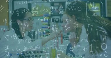 Matematiksel denklemlerin animasyonu. Sınıfta mankenleri olan beyaz kız öğrenciler üzerinde. okul ve eğitim kavramı dijital olarak oluşturulan video.